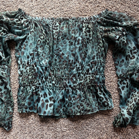 Adorable Guess Top - Picture 2 of 5